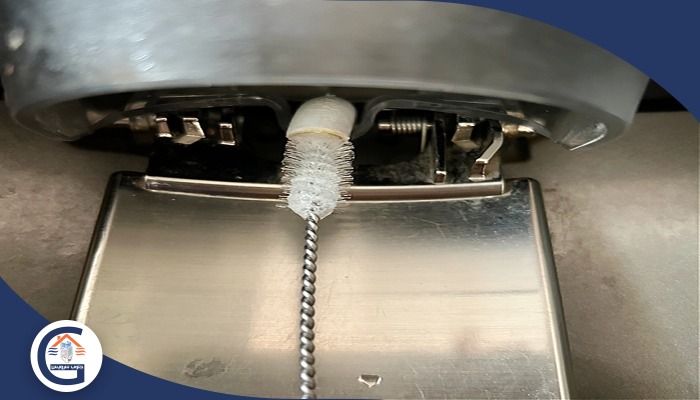استفاده از برس نرم برای رسوبات سخت و گوشه‌ها